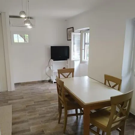 Casa de Férias 06av1 - Petite Maison Au Calme Avec Piscine Antibes
