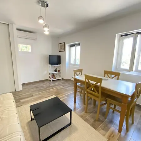 06av1 - Petite Maison Au Calme Avec Piscine Antibes