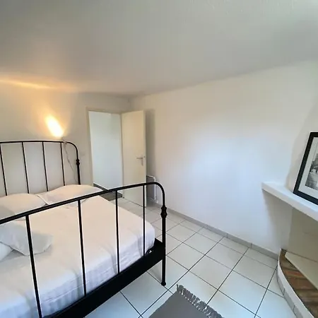 Casa de Férias 06av1 - Petite Maison Au Calme Avec Piscine