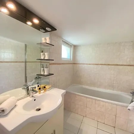 06av1 - Petite Maison Au Calme Avec Piscine