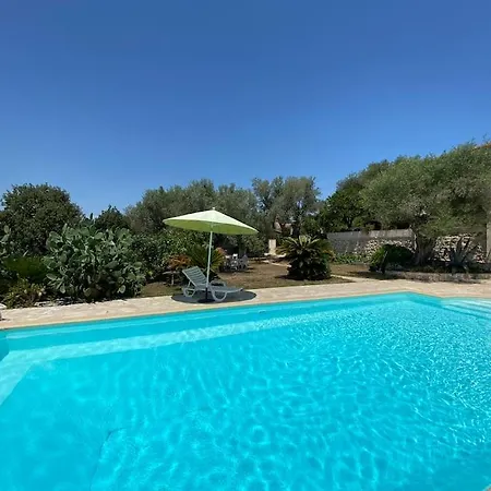 06av1 - Petite Maison Au Calme Avec Piscine Casa de Férias *