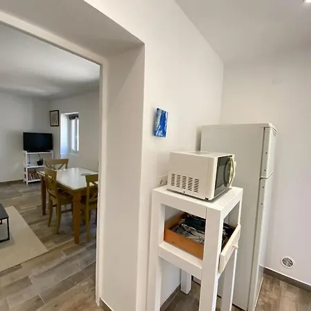 06av1 - Petite Maison Au Calme Avec Piscine Casa de Férias