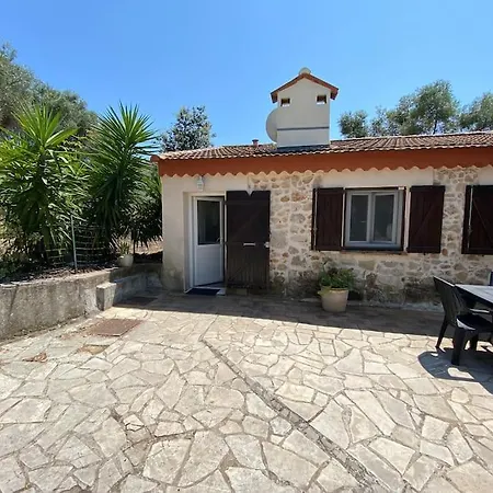 06av1 - Petite Maison Au Calme Avec Piscine Casa de Férias *