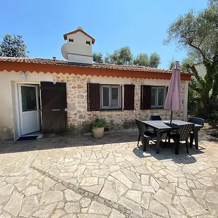 Casa de Férias 06av1 - Petite Maison Au Calme Avec Piscine *
