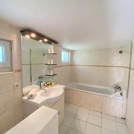 06av1 - Petite Maison Au Calme Avec Piscine Nyaraló Antibes